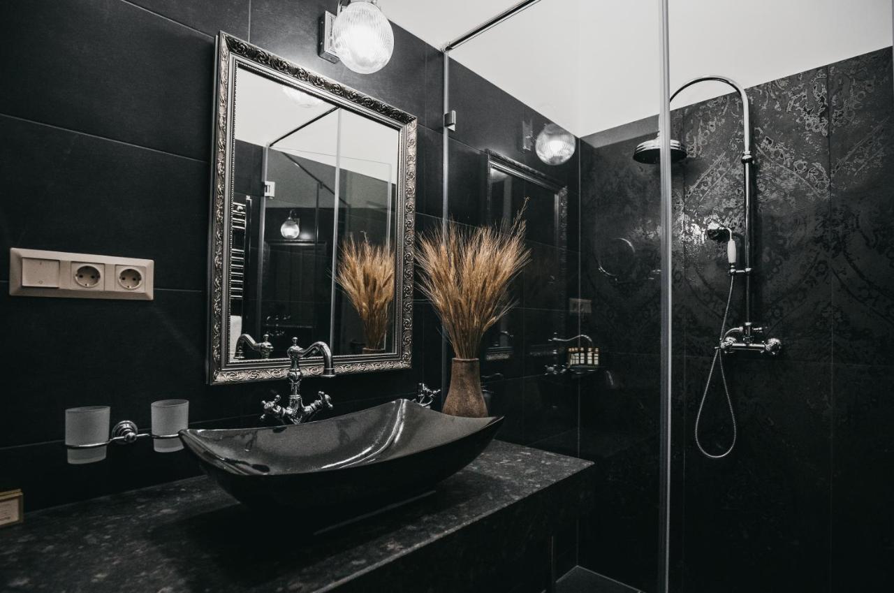 Room42 - Suites & Apartments เอสแตร์กอม ภายนอก รูปภาพ