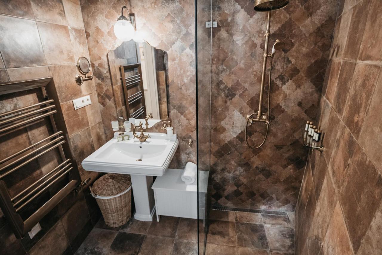 Room42 - Suites & Apartments เอสแตร์กอม ภายนอก รูปภาพ
