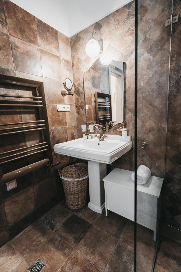 Room42 - Suites & Apartments เอสแตร์กอม ภายนอก รูปภาพ